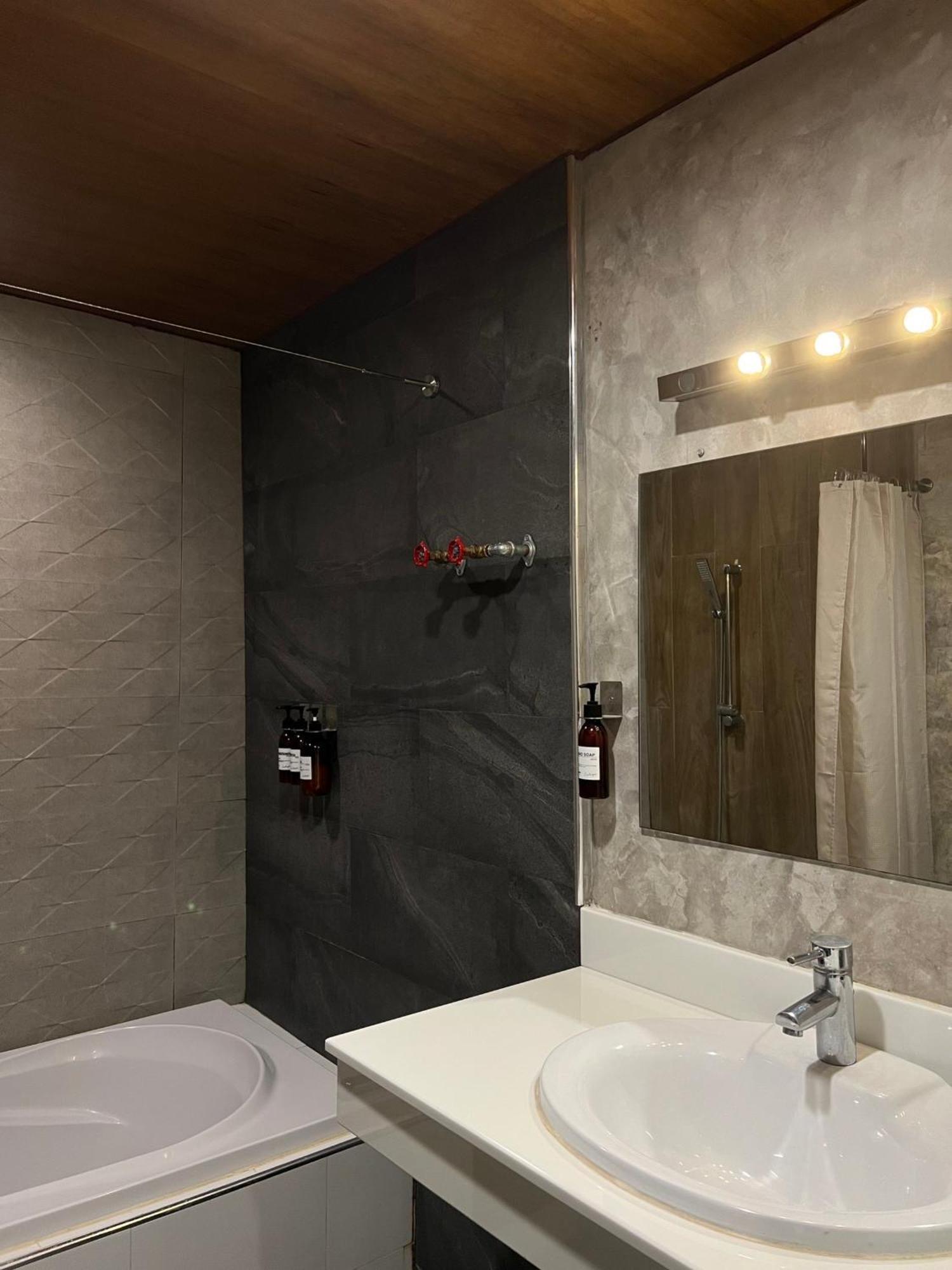 Hotel Inlaya Ratchaburi Esterno foto