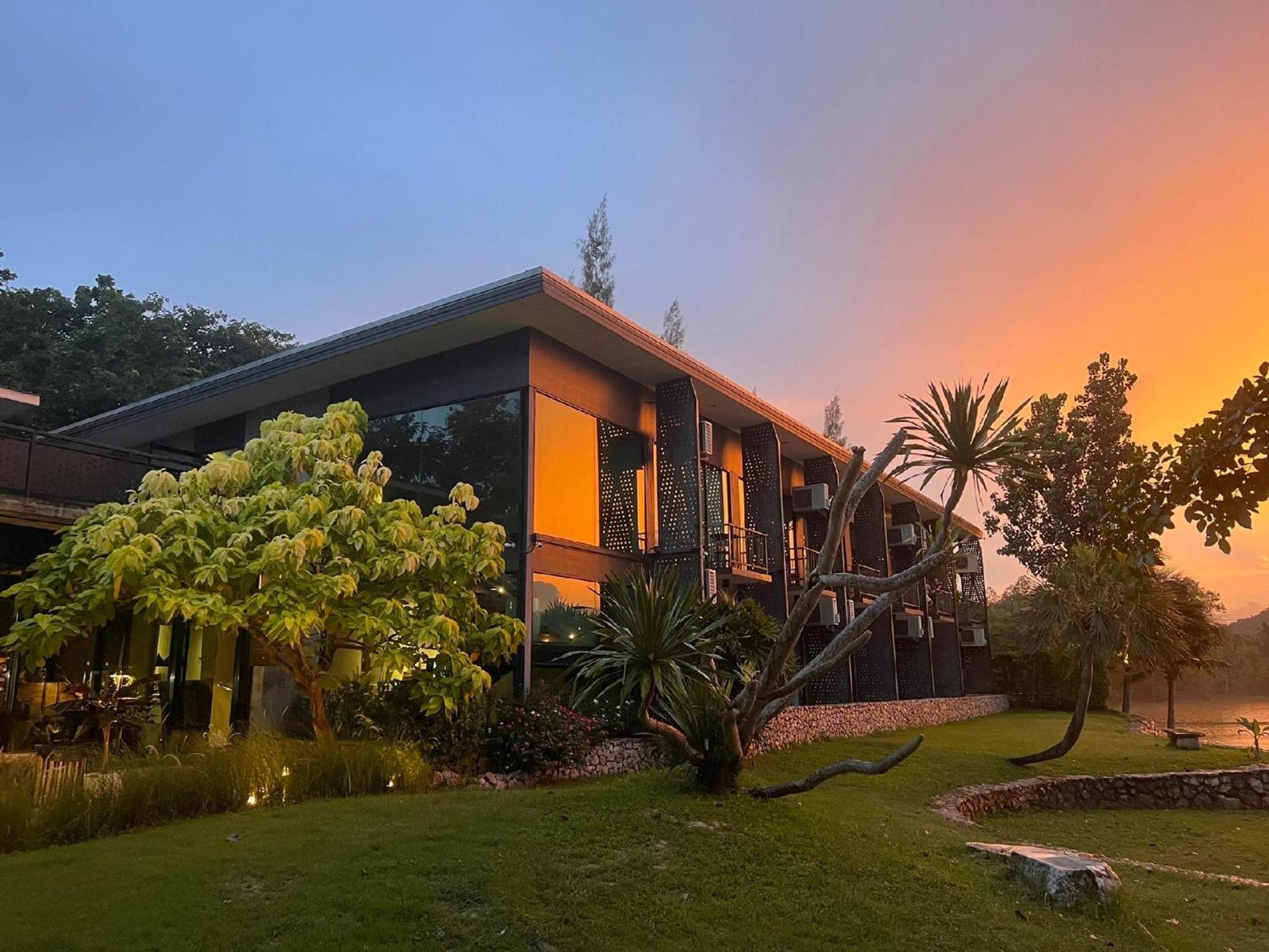 Hotel Inlaya Ratchaburi Esterno foto